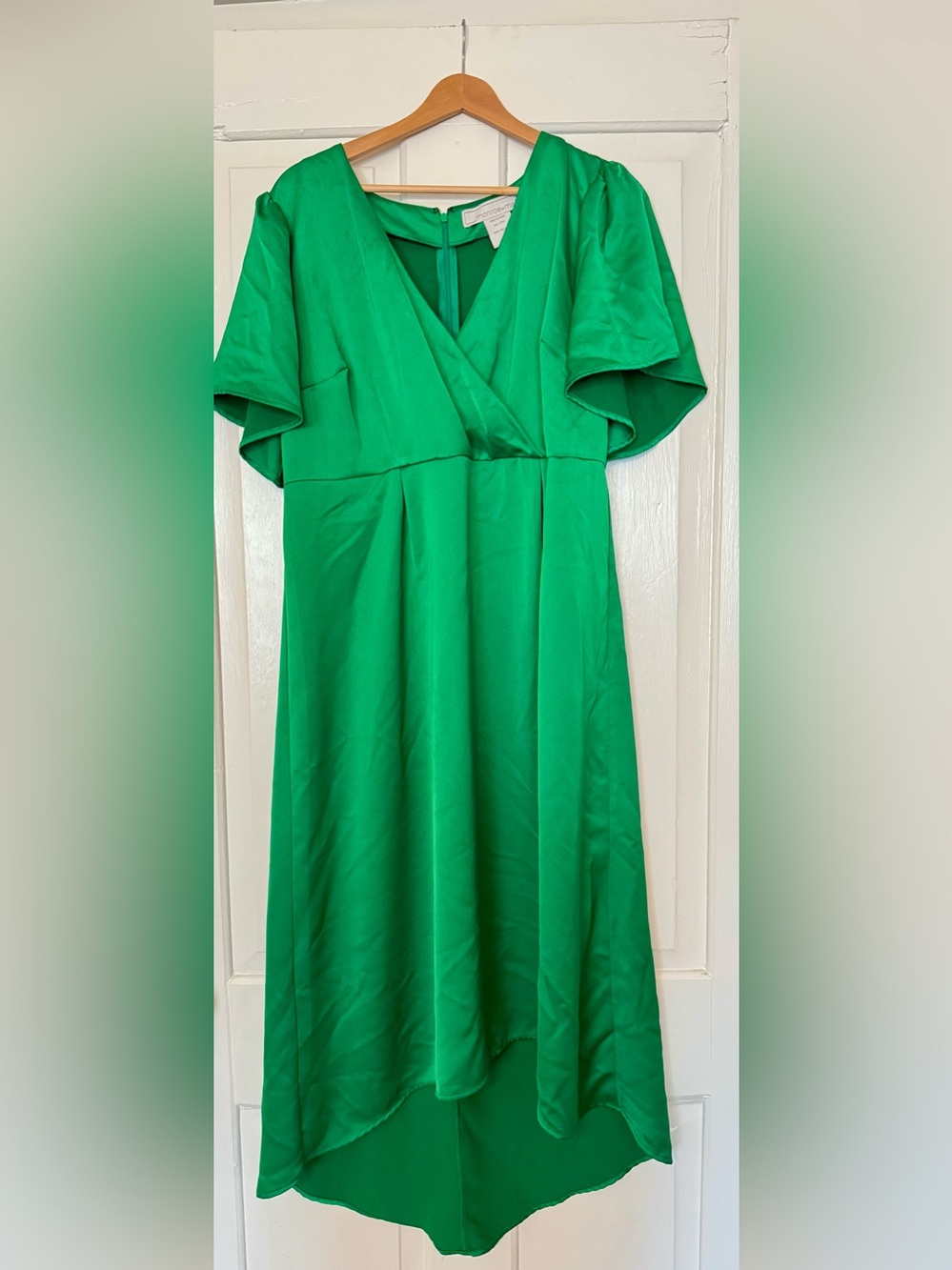 Monroe & Main Emerald Green V-Neck Flutter Sleeve Dress